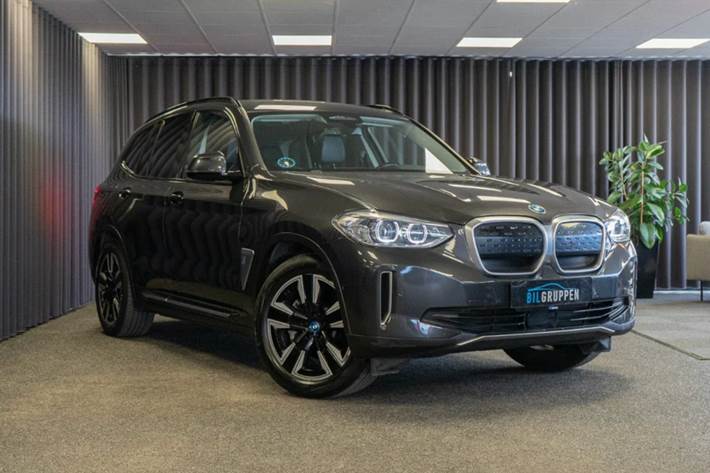 Grå BMW iX3 fra 2021
