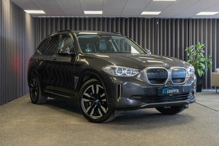 Grå BMW iX3 fra 2021