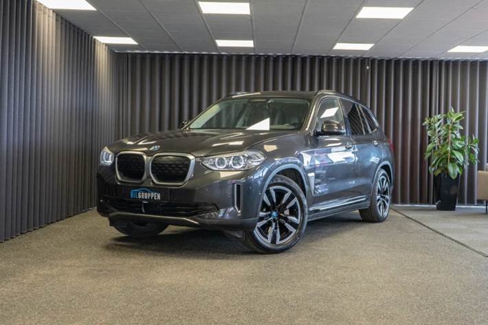 Grå BMW iX3 fra 2021