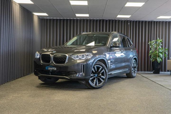 Grå BMW iX3 fra 2021