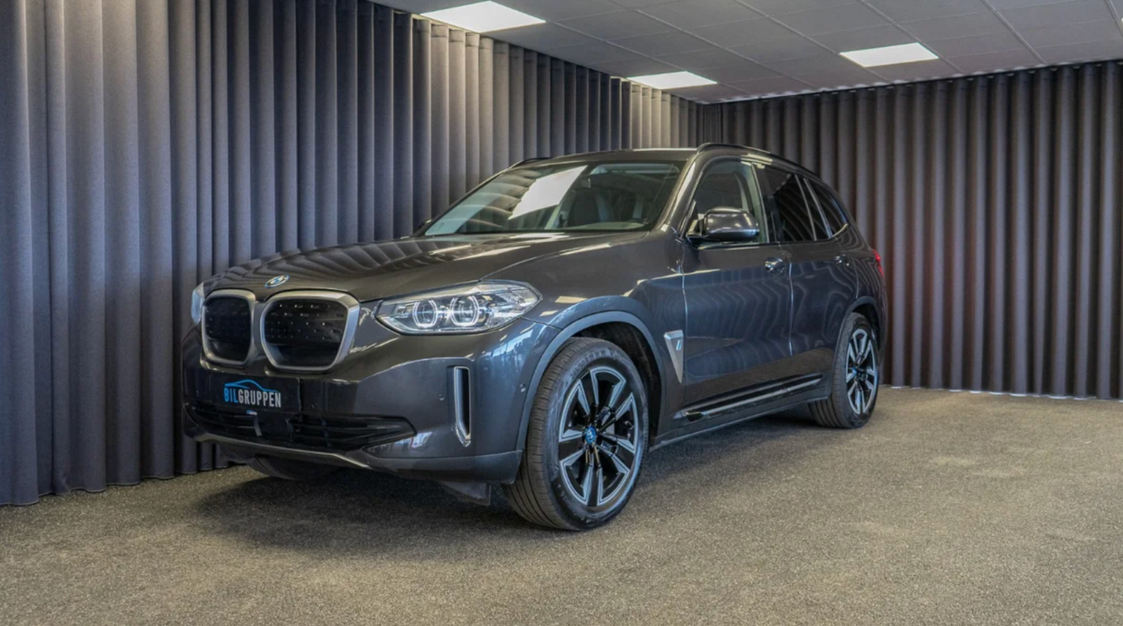Grå BMW iX3 fra 2021