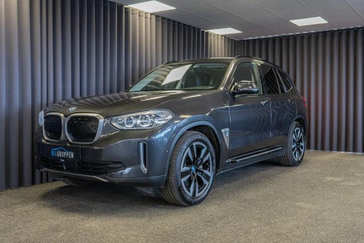 Grå BMW iX3 fra 2021