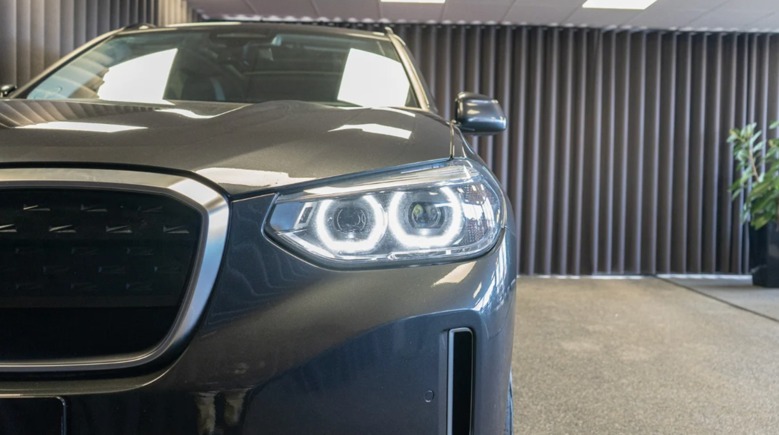 Grå BMW iX3 fra 2021