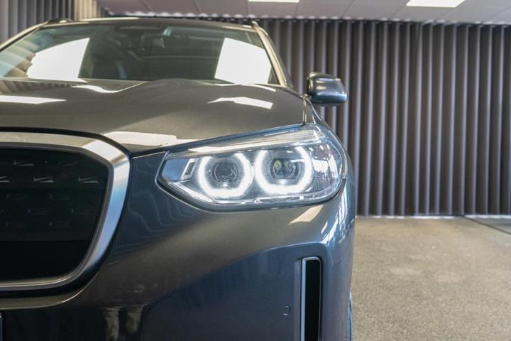 Grå BMW iX3 fra 2021