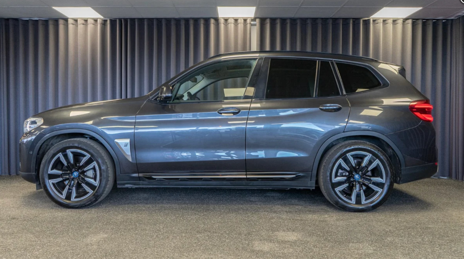 Grå BMW iX3 fra 2021