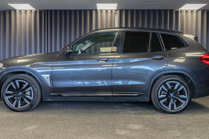 Grå BMW iX3 fra 2021