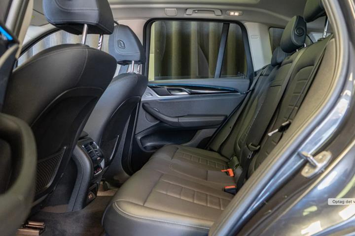 Grå BMW iX3 fra 2021