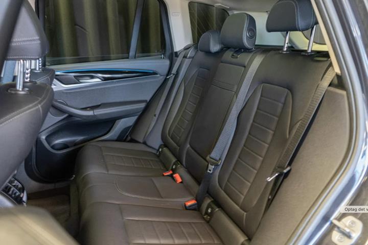 Grå BMW iX3 fra 2021