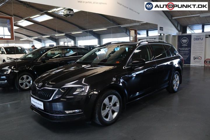 Sort Skoda Octavia fra 2017 set udefra