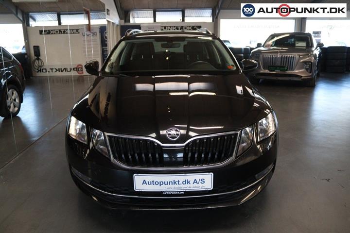 Sort Skoda Octavia fra 2017
