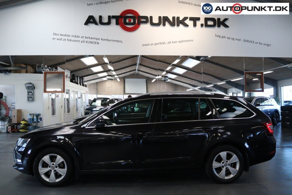 Sort Skoda Octavia fra 2017