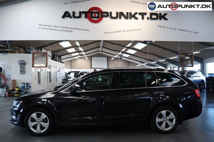 Sort Skoda Octavia fra 2017