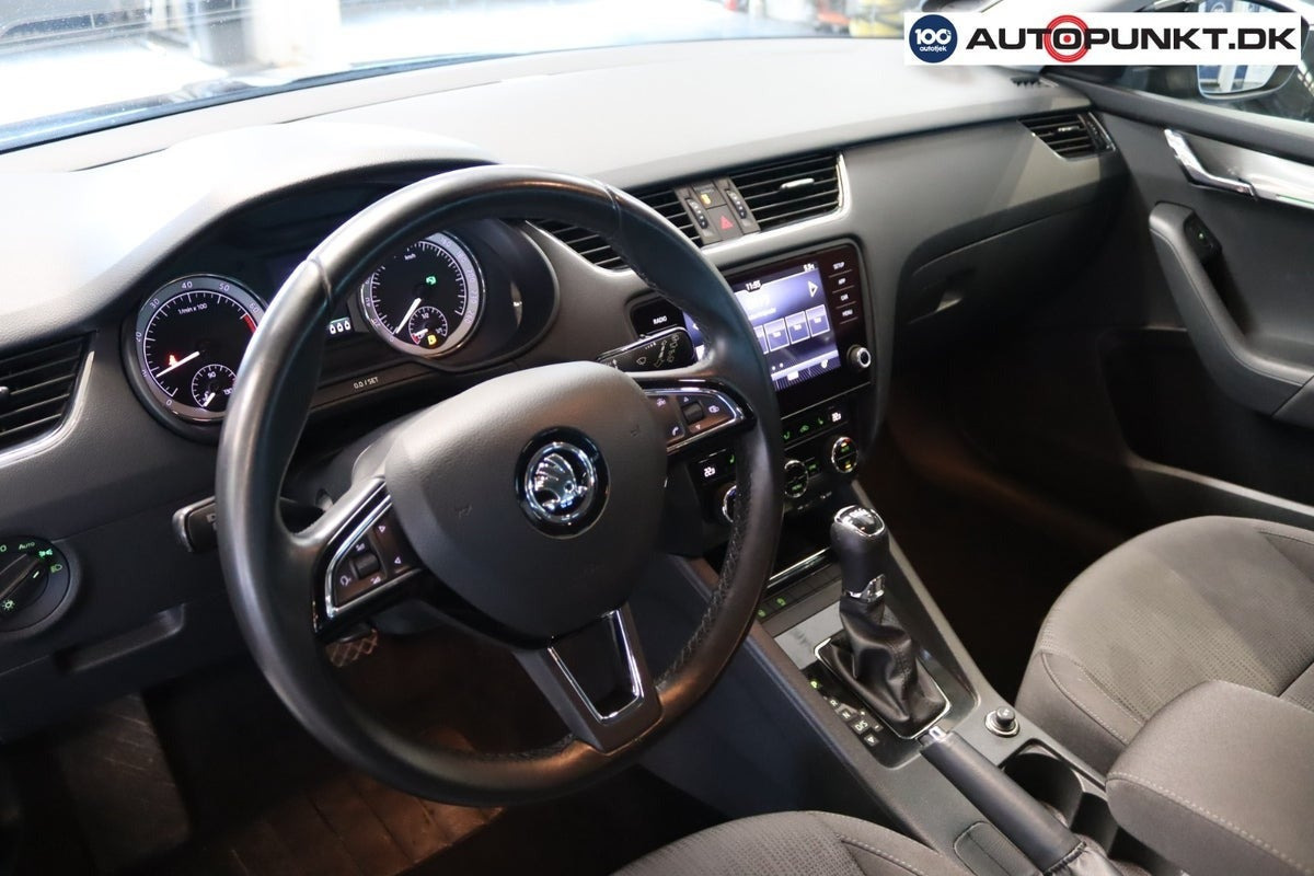 Sort Skoda Octavia fra 2017