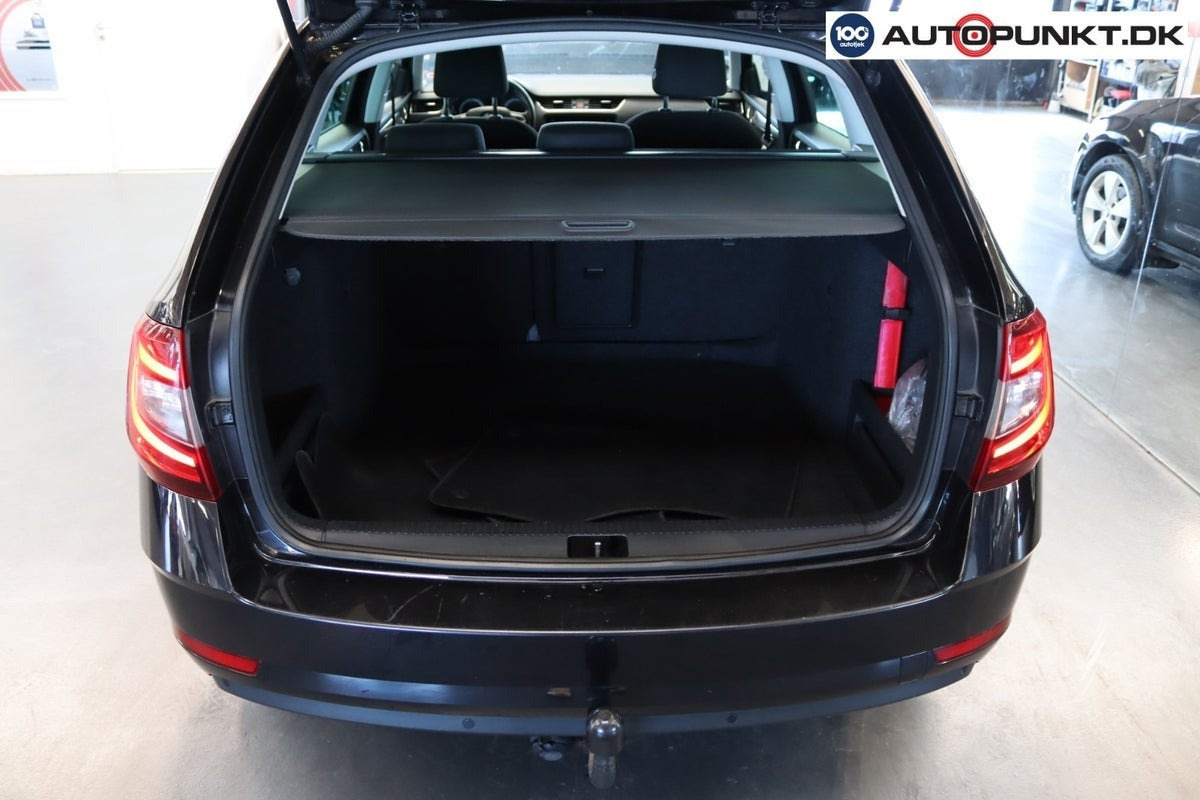 Sort Skoda Octavia fra 2017