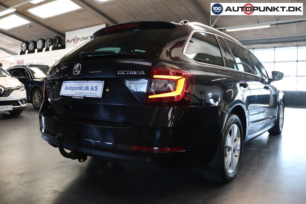 Sort Skoda Octavia fra 2017