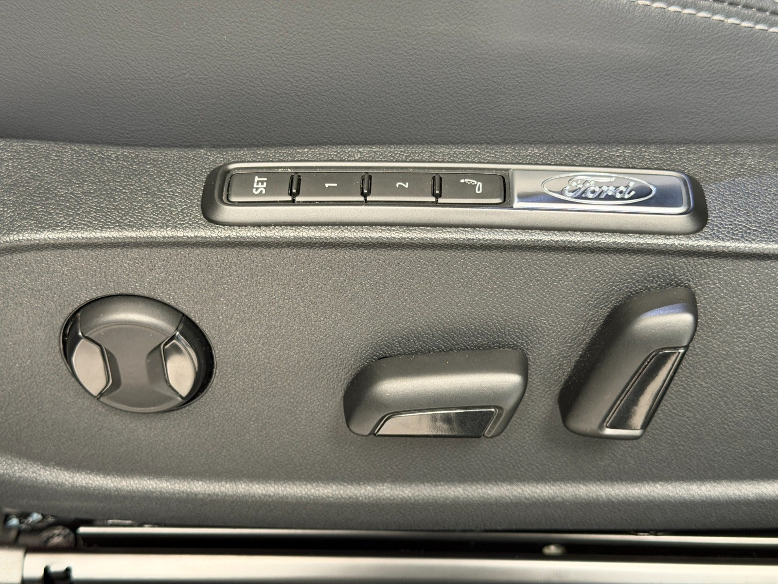 Sort Ford Capri fra 2025