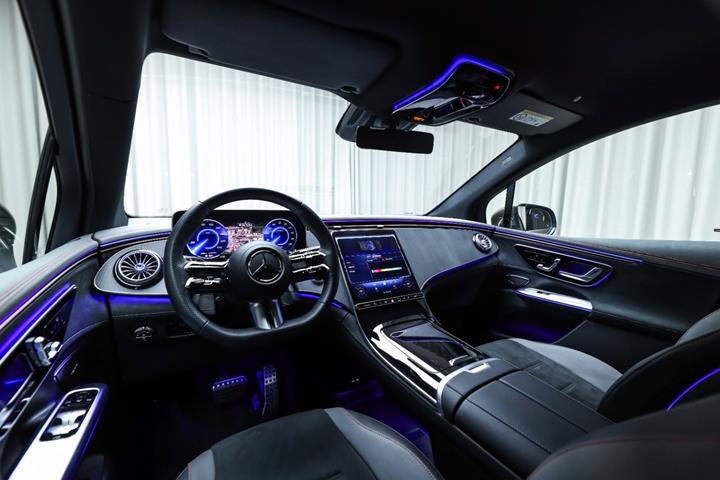 Brun Mercedes EQE350 SUV fra 2025