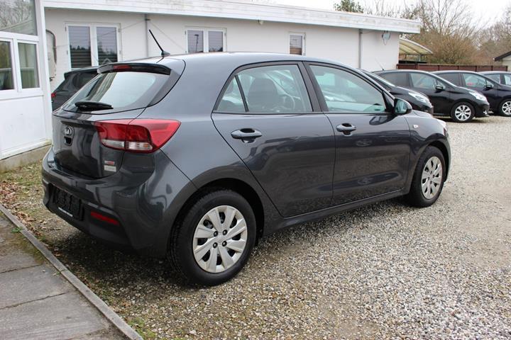 Grå Kia Rio fra 2017