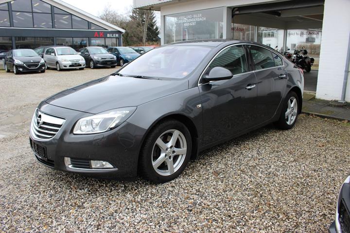 Grå Opel Insignia fra 2010