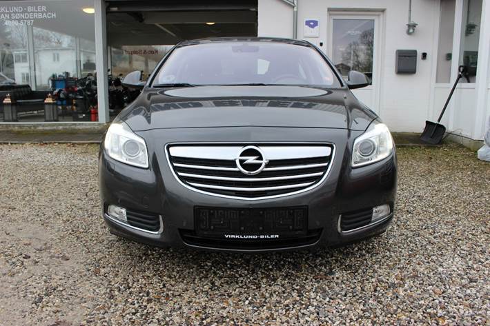 Grå Opel Insignia fra 2010