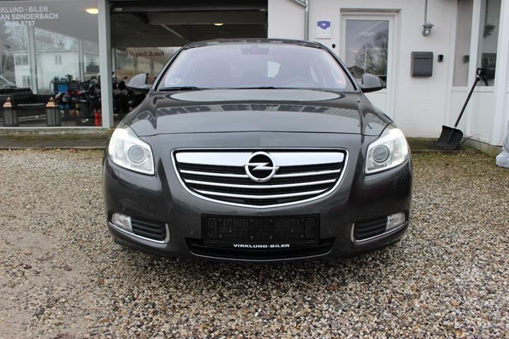 Grå Opel Insignia fra 2010