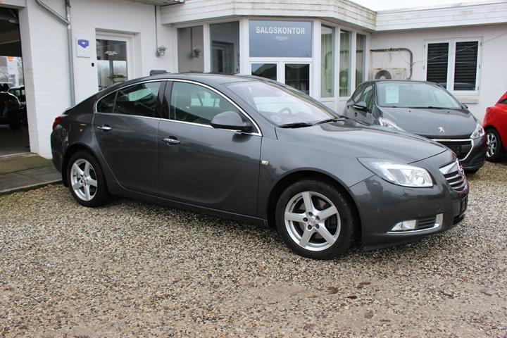 Grå Opel Insignia fra 2010