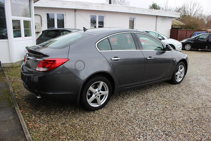 Grå Opel Insignia fra 2010