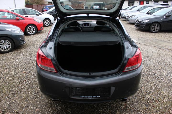 Grå Opel Insignia fra 2010