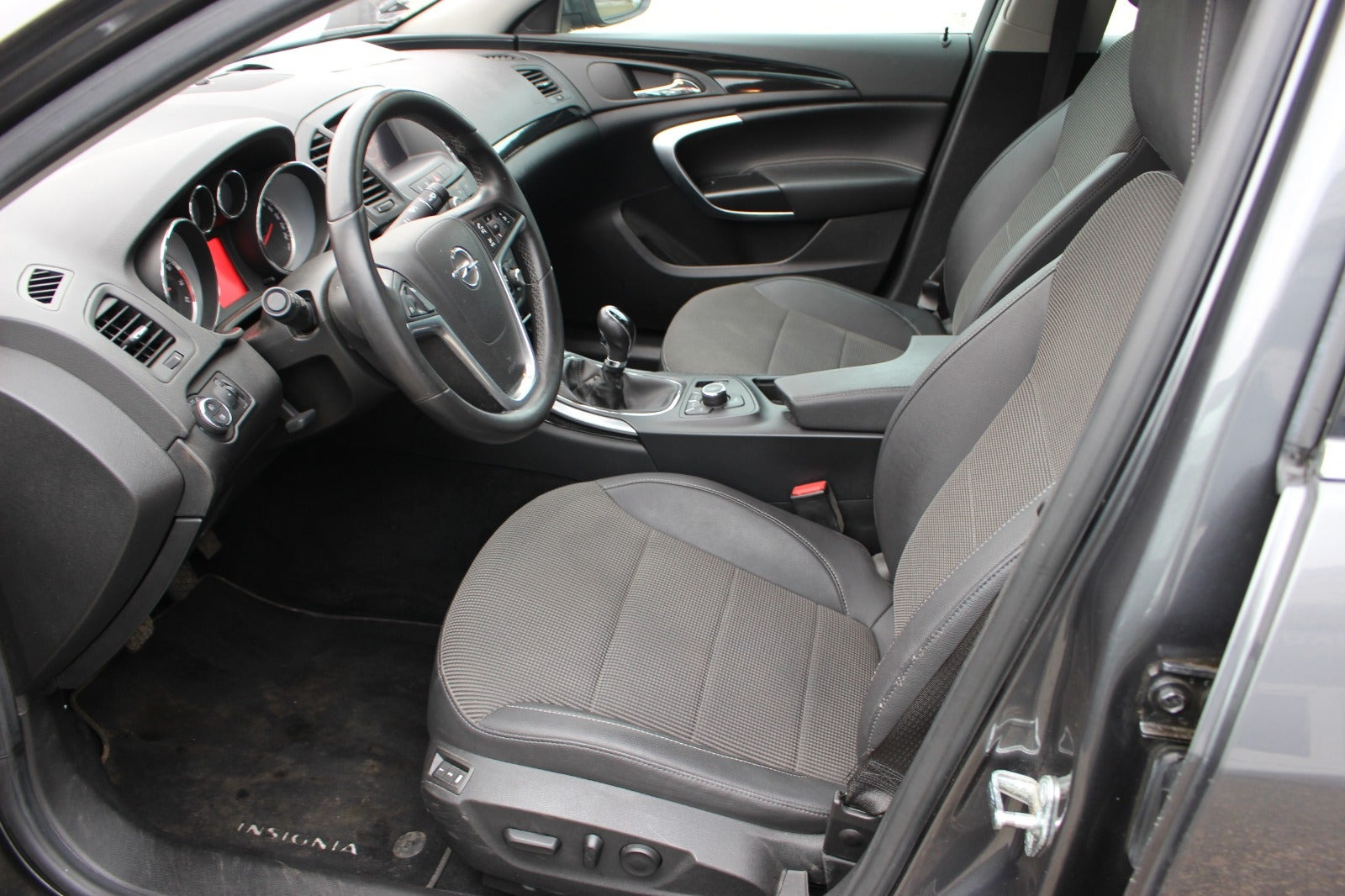 Grå Opel Insignia fra 2010