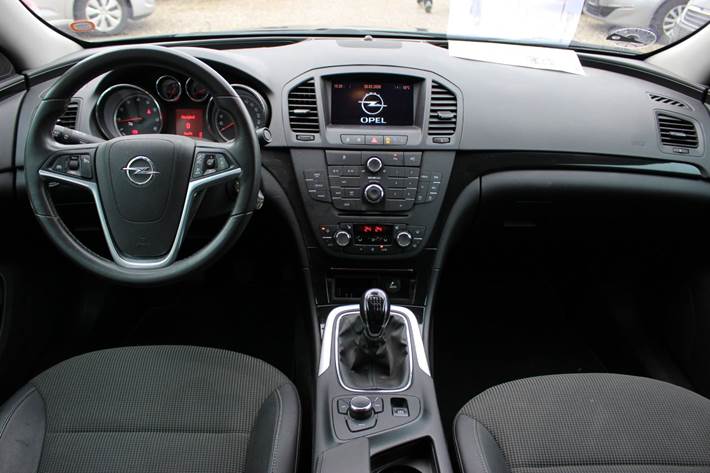 Grå Opel Insignia fra 2010