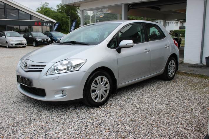 Sølv Toyota Auris fra 2011