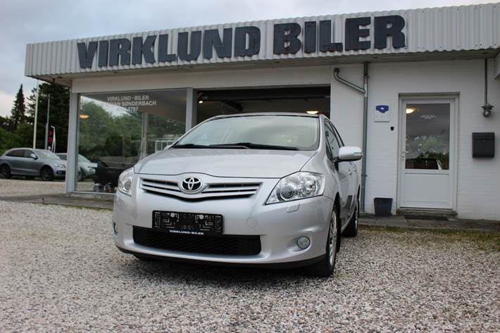 Sølv Toyota Auris fra 2011