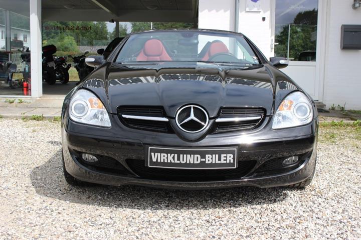Sort Mercedes SLK280 fra 2005 set udefra