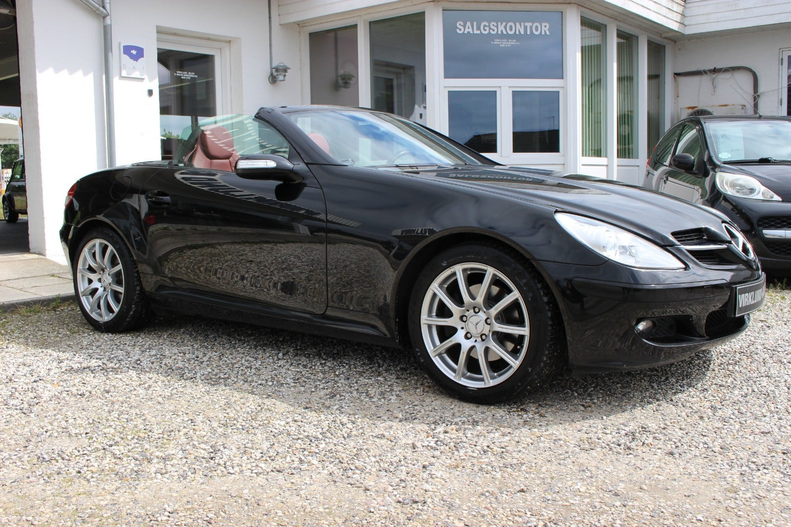 Sort Mercedes SLK280 fra 2005 set udefra