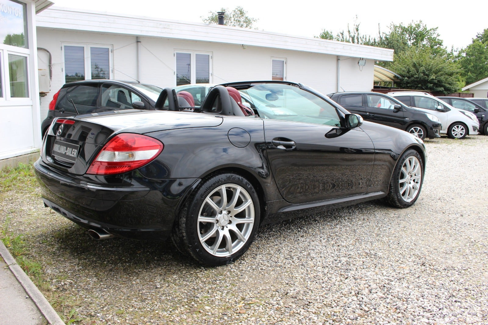 Sort Mercedes SLK280 fra 2005 set udefra
