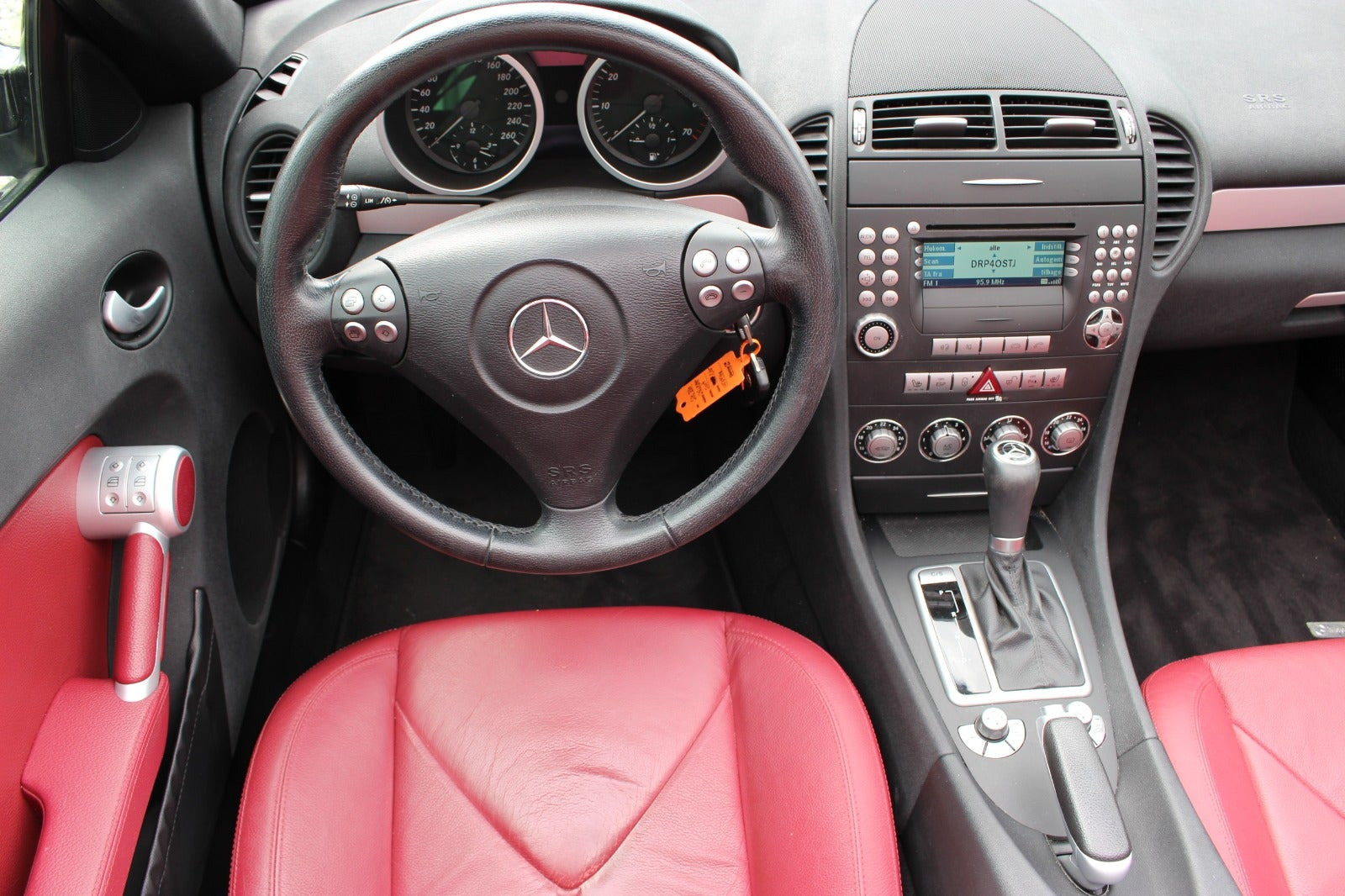 Sort Mercedes SLK280 fra 2005 set indefra