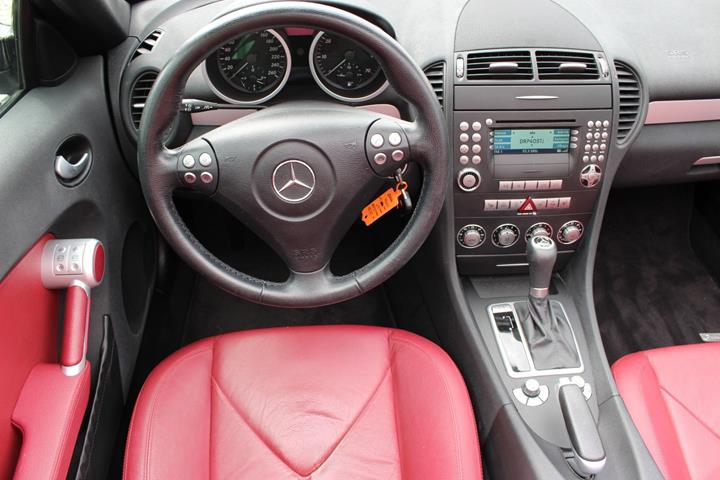 Sort Mercedes SLK280 fra 2005 set indefra