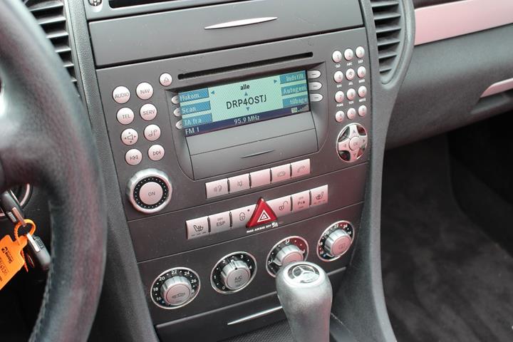 Sort Mercedes SLK280 fra 2005 set indefra