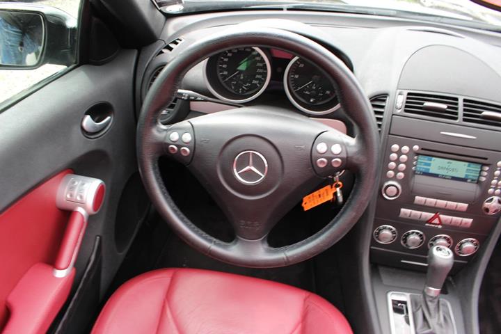 Sort Mercedes SLK280 fra 2005 set indefra