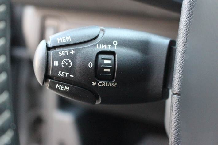 Grå Peugeot 308 fra 2014