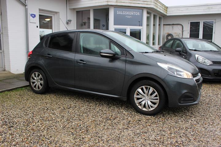 Grå Peugeot 208 fra 2017