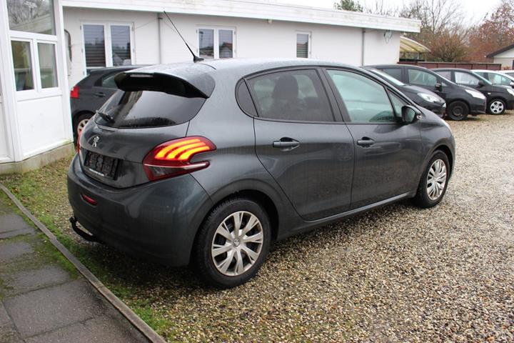Grå Peugeot 208 fra 2017