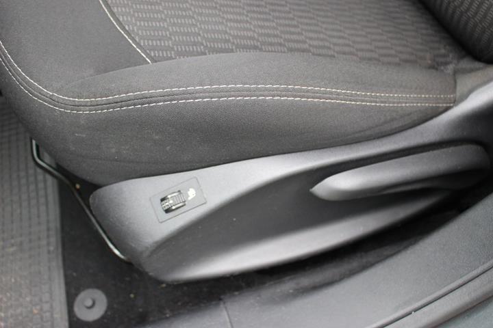 Grå Peugeot 208 fra 2017