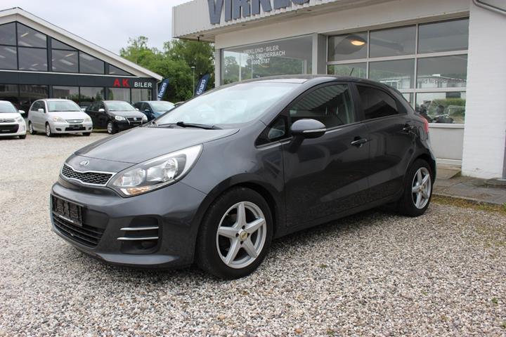 Grå Kia Rio fra 2016 set udefra