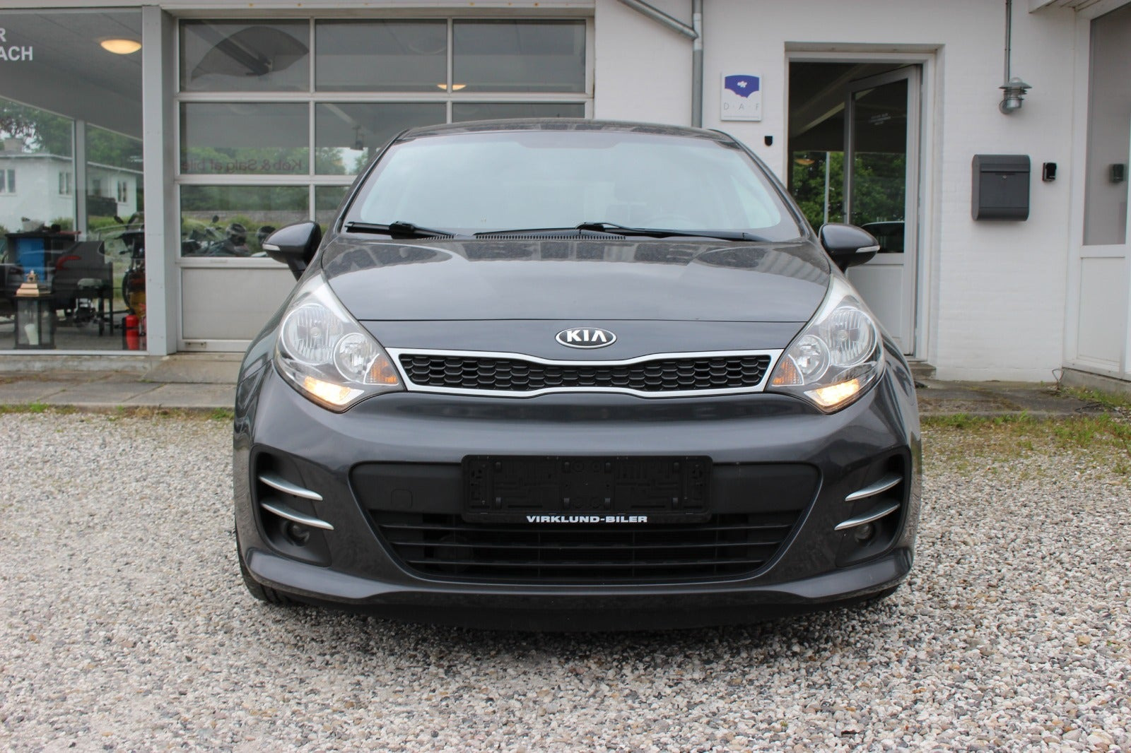 Grå Kia Rio fra 2016