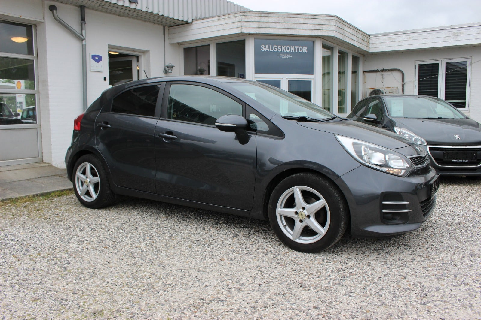 Grå Kia Rio fra 2016