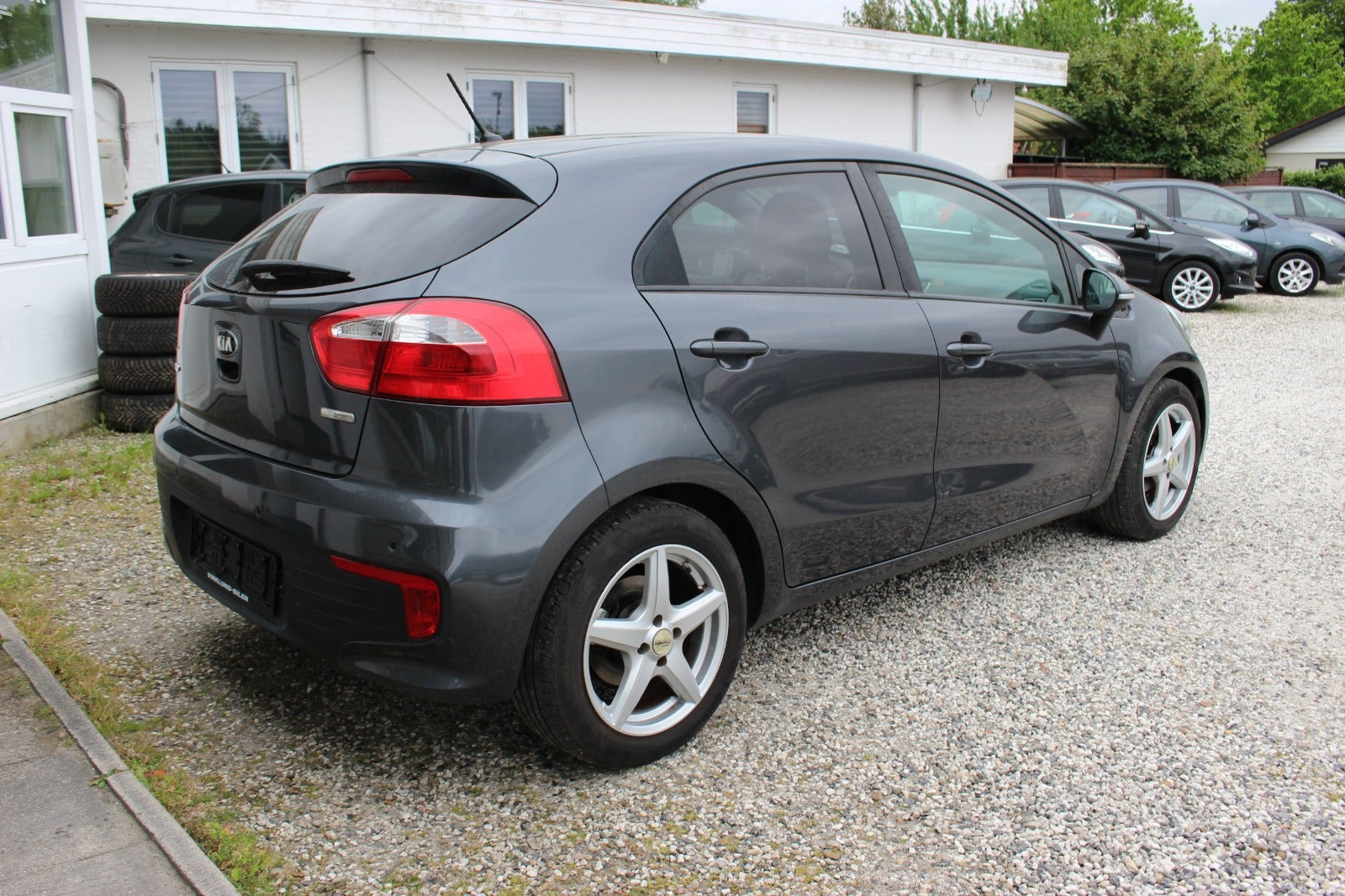 Grå Kia Rio fra 2016