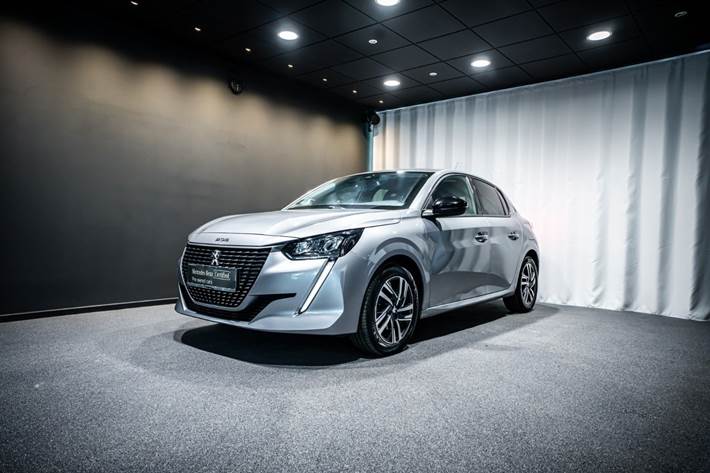 Grå Peugeot 208 fra 2022