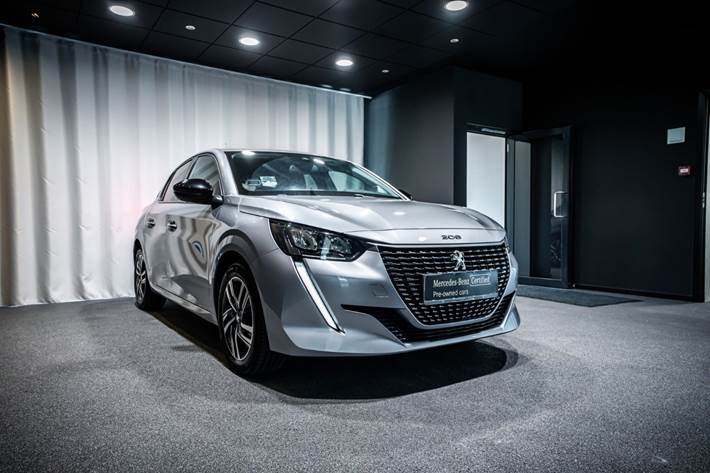 Grå Peugeot 208 fra 2022