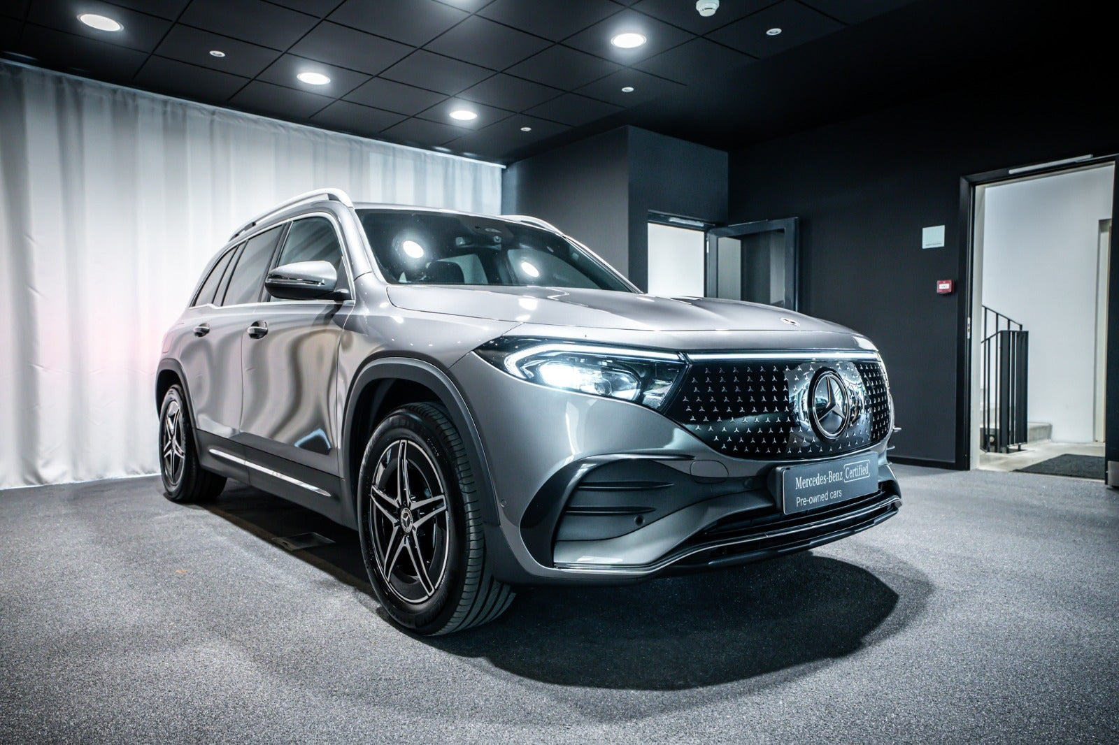 Grå Mercedes EQB350 fra 2024